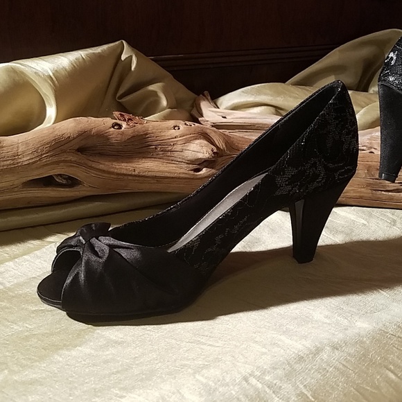 Dressbarn pumps - Picture 2 of 4